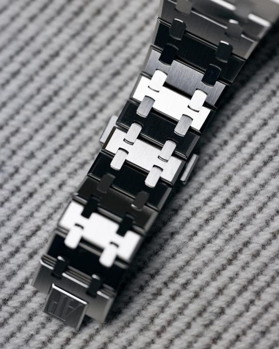 Audemaar_s Piguet Royal Oak Quartz Silver-Black